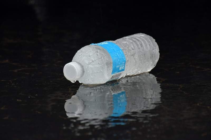 http://susosuwater.com/cdn/shop/articles/the-benefits-of-drinking-bpa-free-water-122174.jpg?v=1583559641